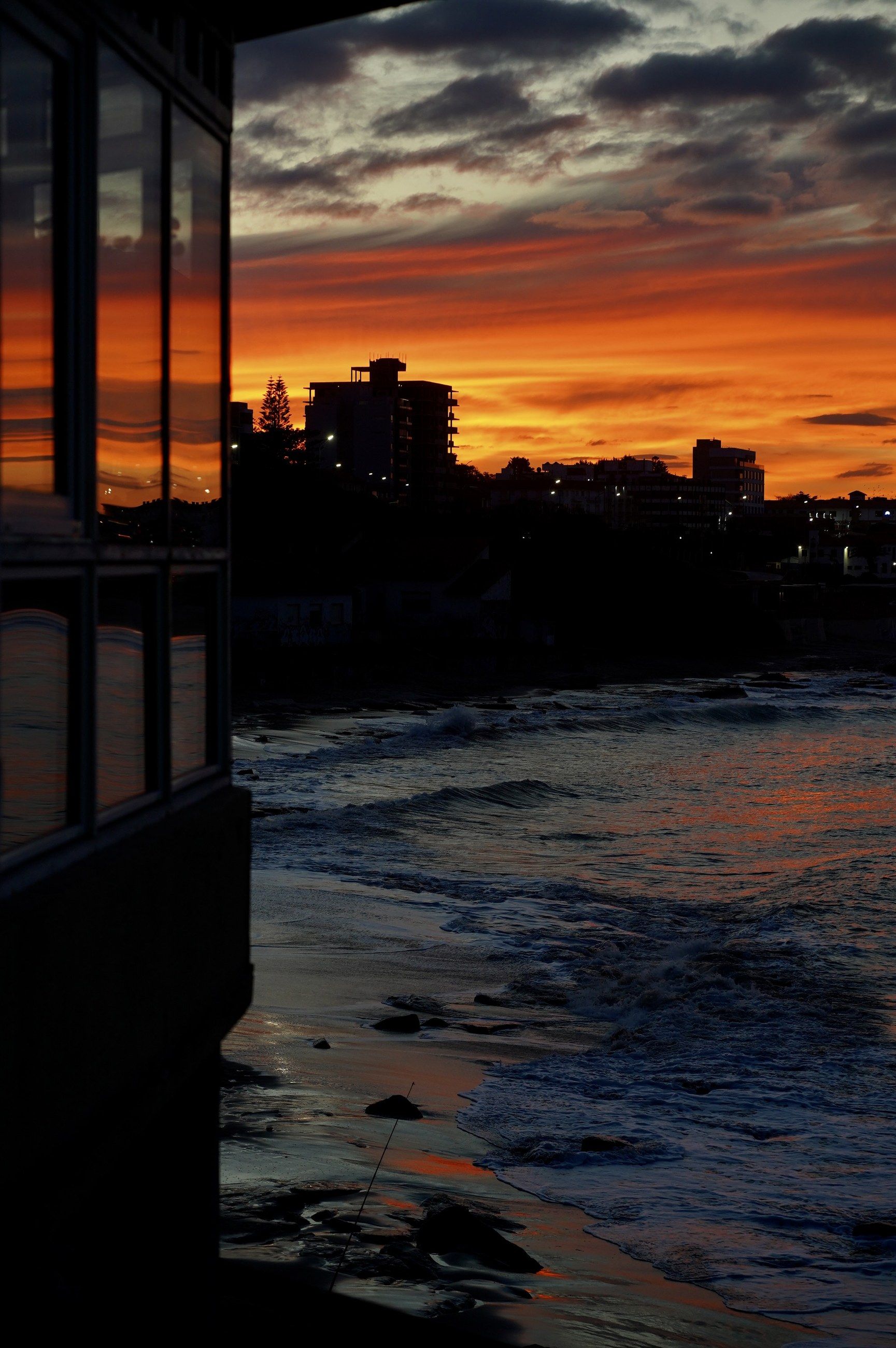 El atardecer sobre la costa, visto desde el ventanal del salón
