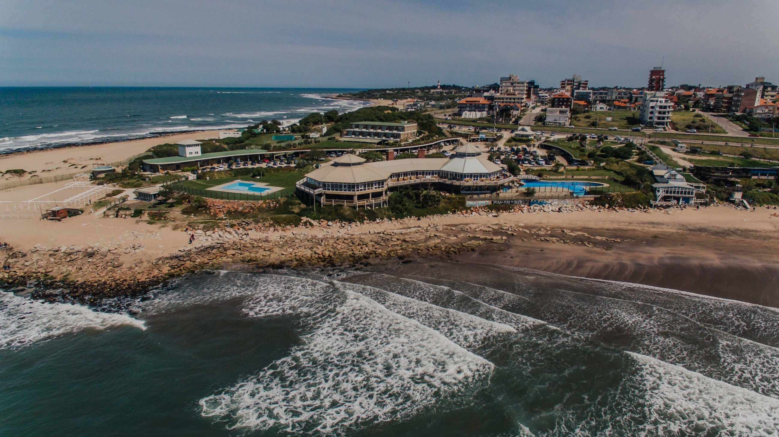 El complejo entero visto desde el mar con un dron: las piletas, el parque y la playa